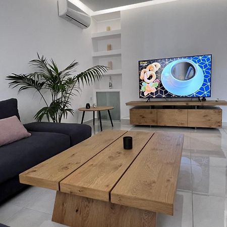 Modern Apartment Close To Airport With Gym And Bbq Ираклио Екстериор снимка