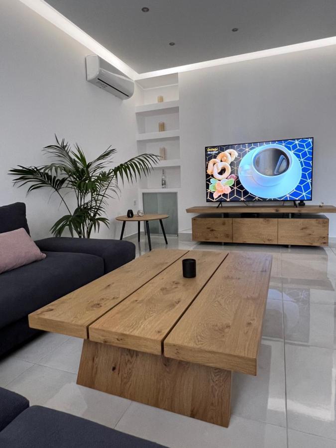 Modern Apartment Close To Airport With Gym And Bbq Ираклио Екстериор снимка