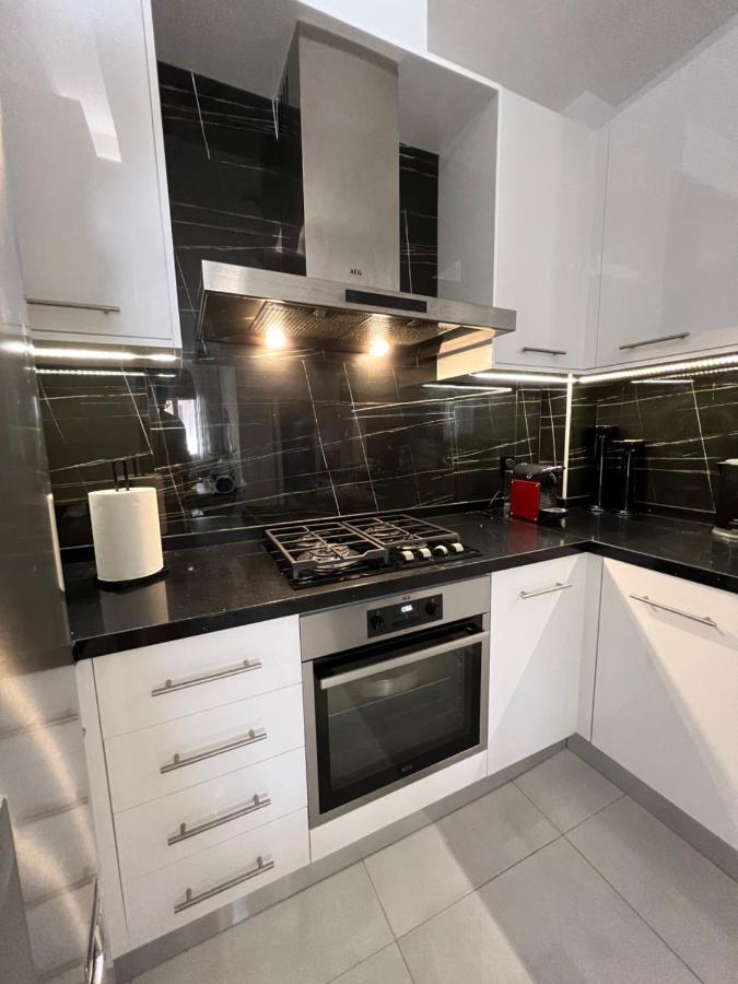 Modern Apartment Close To Airport With Gym And Bbq Ираклио Екстериор снимка